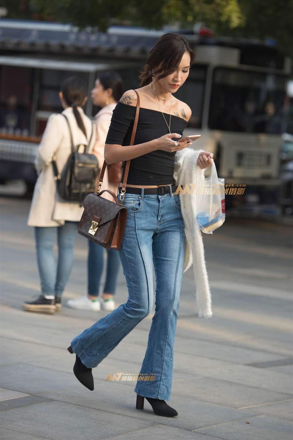 图片[1]-香肩美女-街拍流行馆