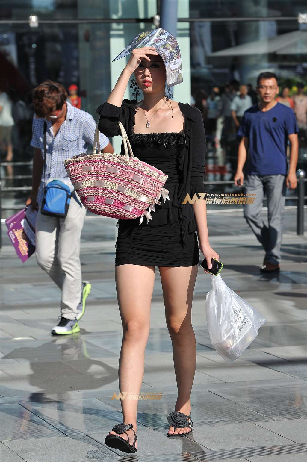 图片[5]-黑色超短裙 健美长腿-街拍流行馆