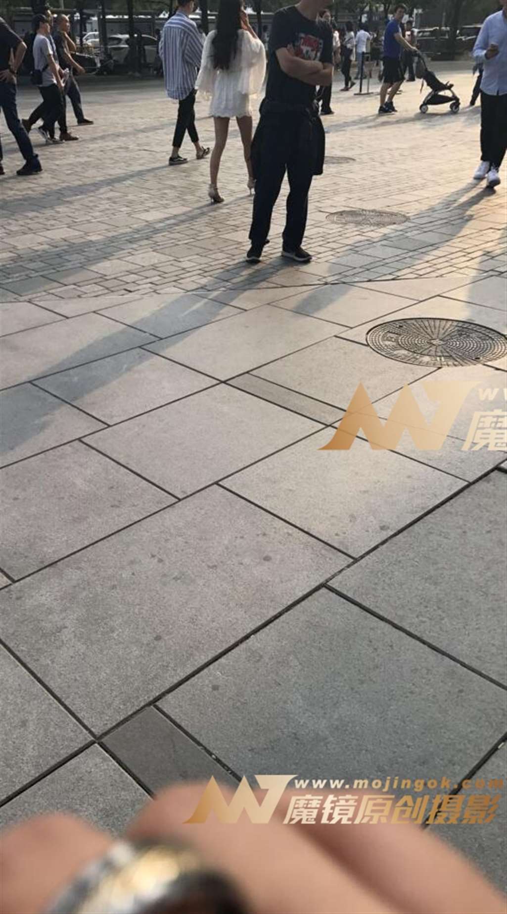 图片[3]-女王范白纱连衣裙美眉-街拍流行馆