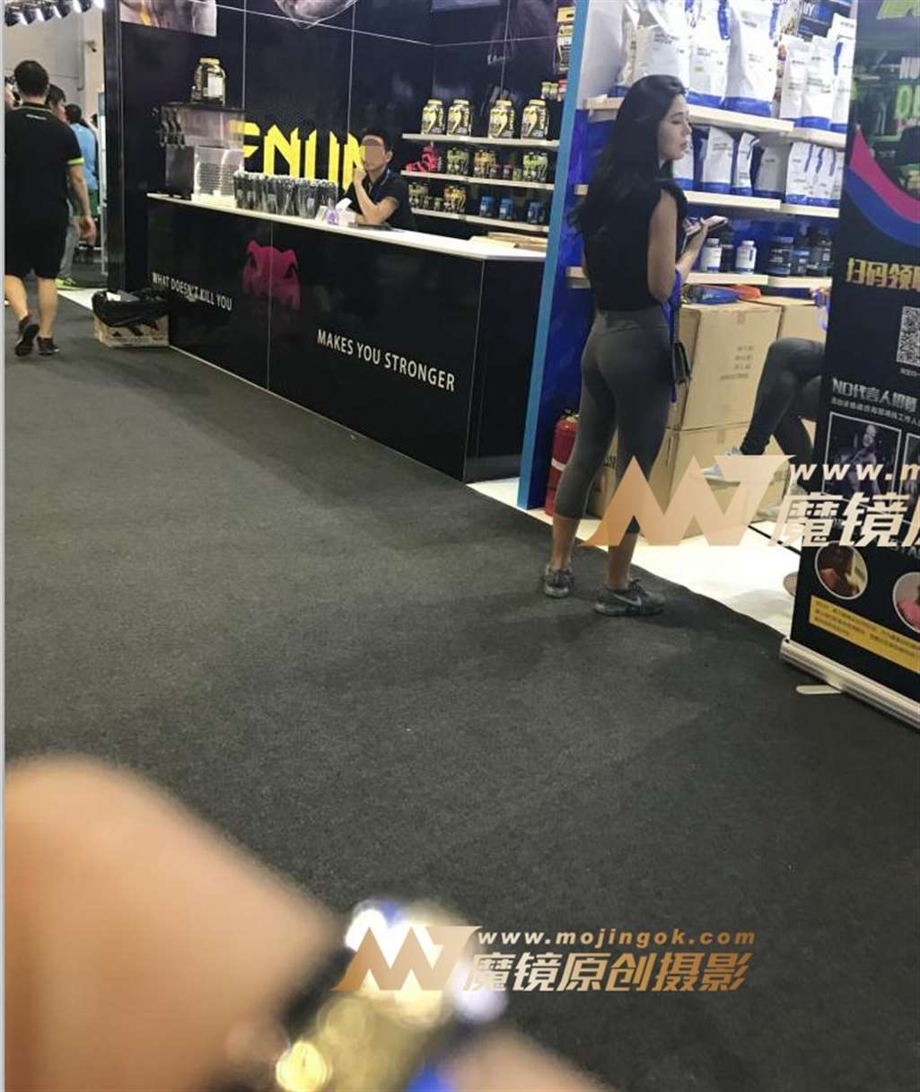 图片[3]-灰色紧身瑜伽裤长发大美女-街拍流行馆
