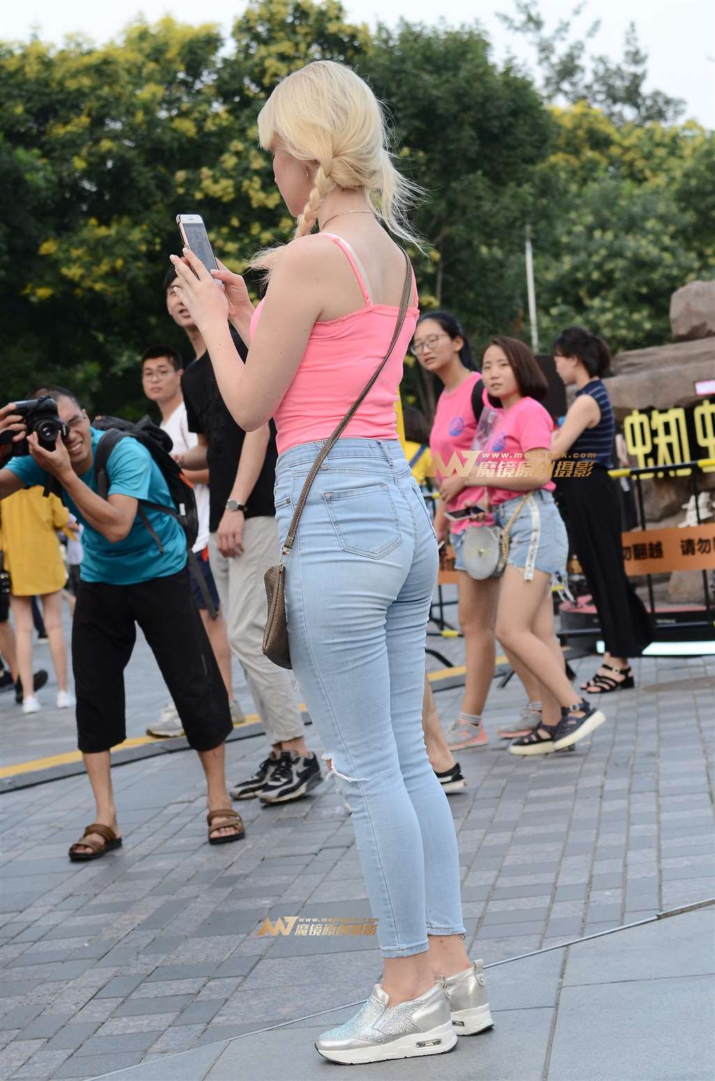 图片[1]-【验证街拍大赛NO.6】神摄手赛16 粉吊带，紧牛-街拍流行馆