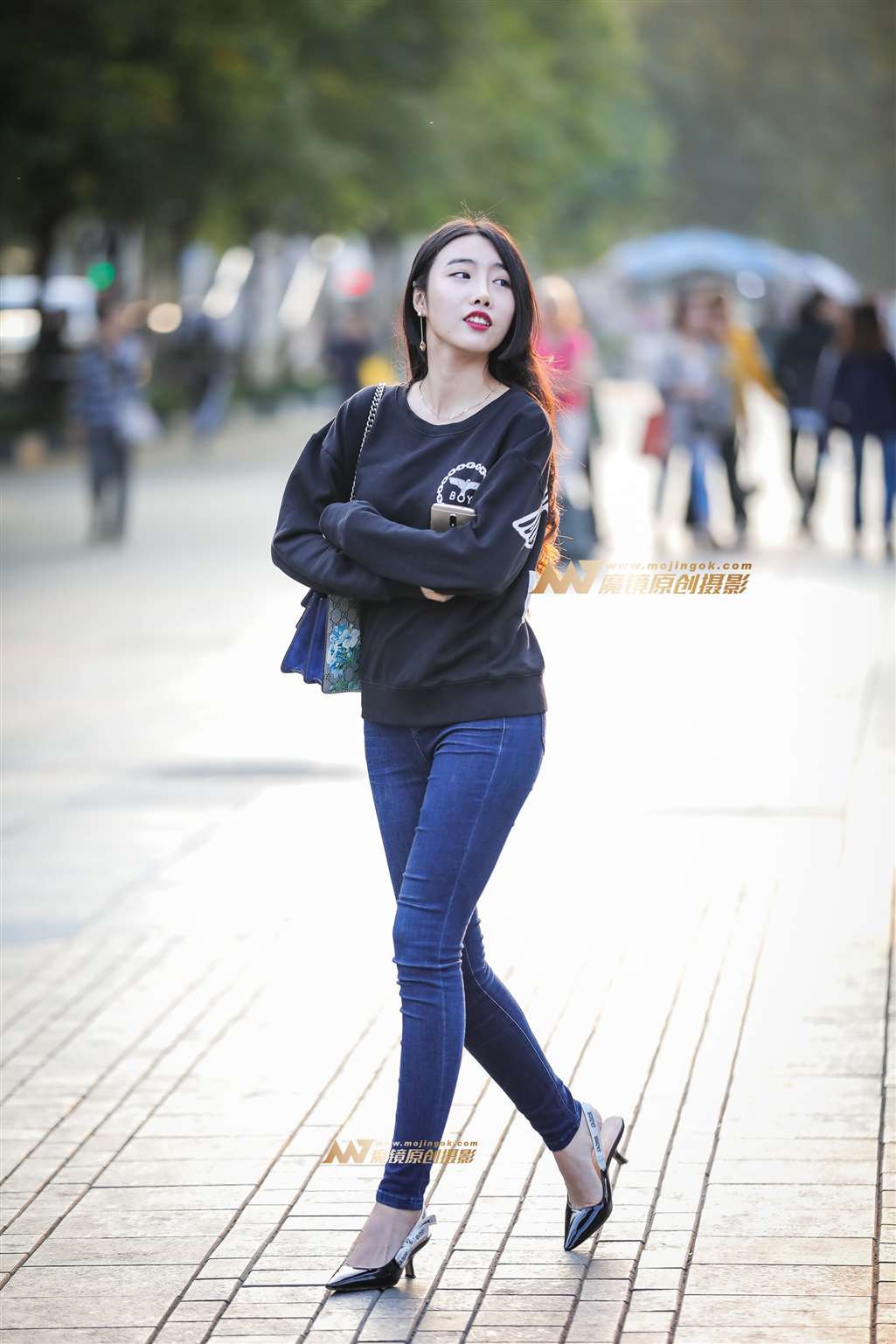 图片[1]-长腿牛仔美眉-街拍流行馆