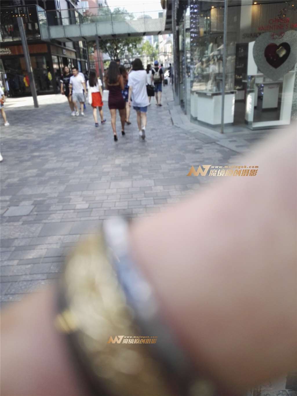 图片[3]-紧抱裙凸显美臀-街拍流行馆