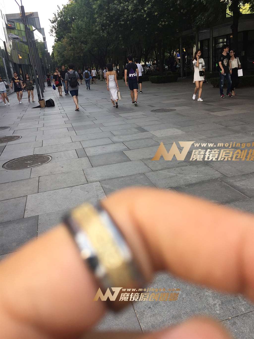 图片[2]-吊带小白裙-街拍流行馆