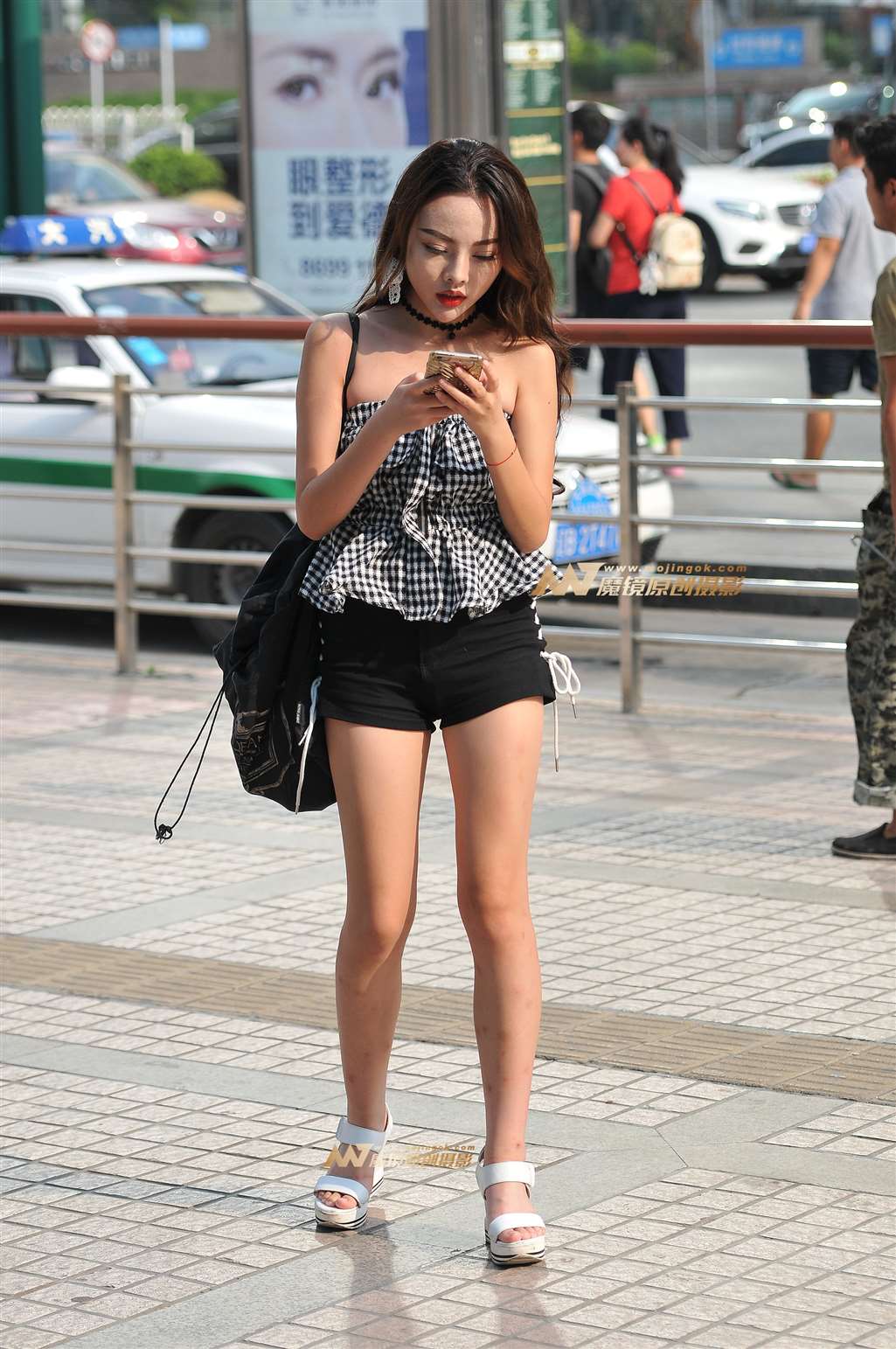 图片[1]-黑热裤 很有味道的美女-街拍流行馆