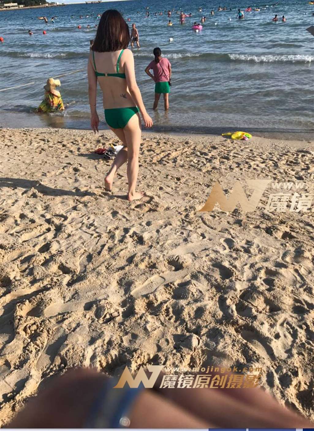 图片[3]-绿色比基尼美女-街拍流行馆