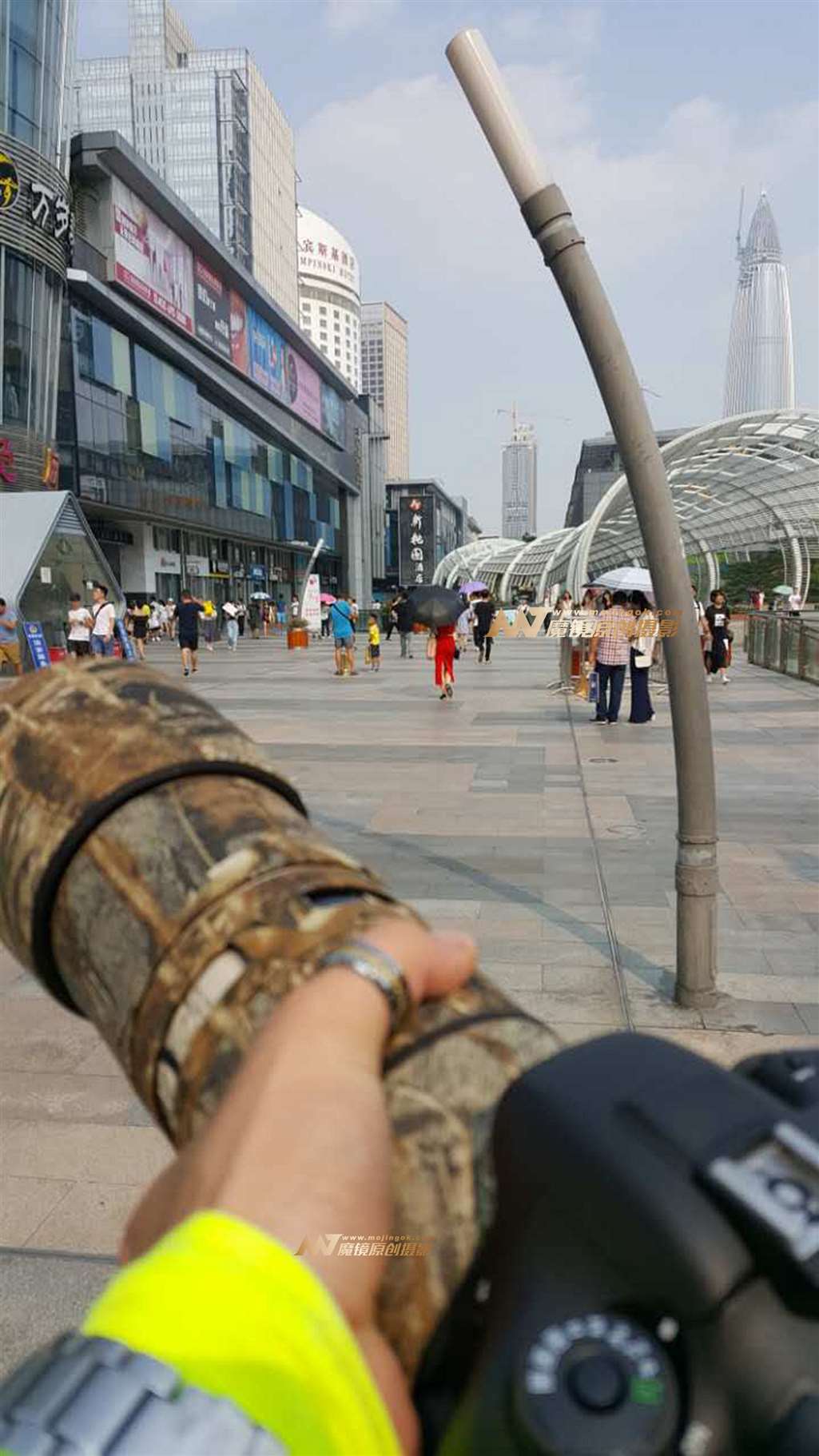 图片[3]-T内开叉裙 性感少妇-街拍流行馆