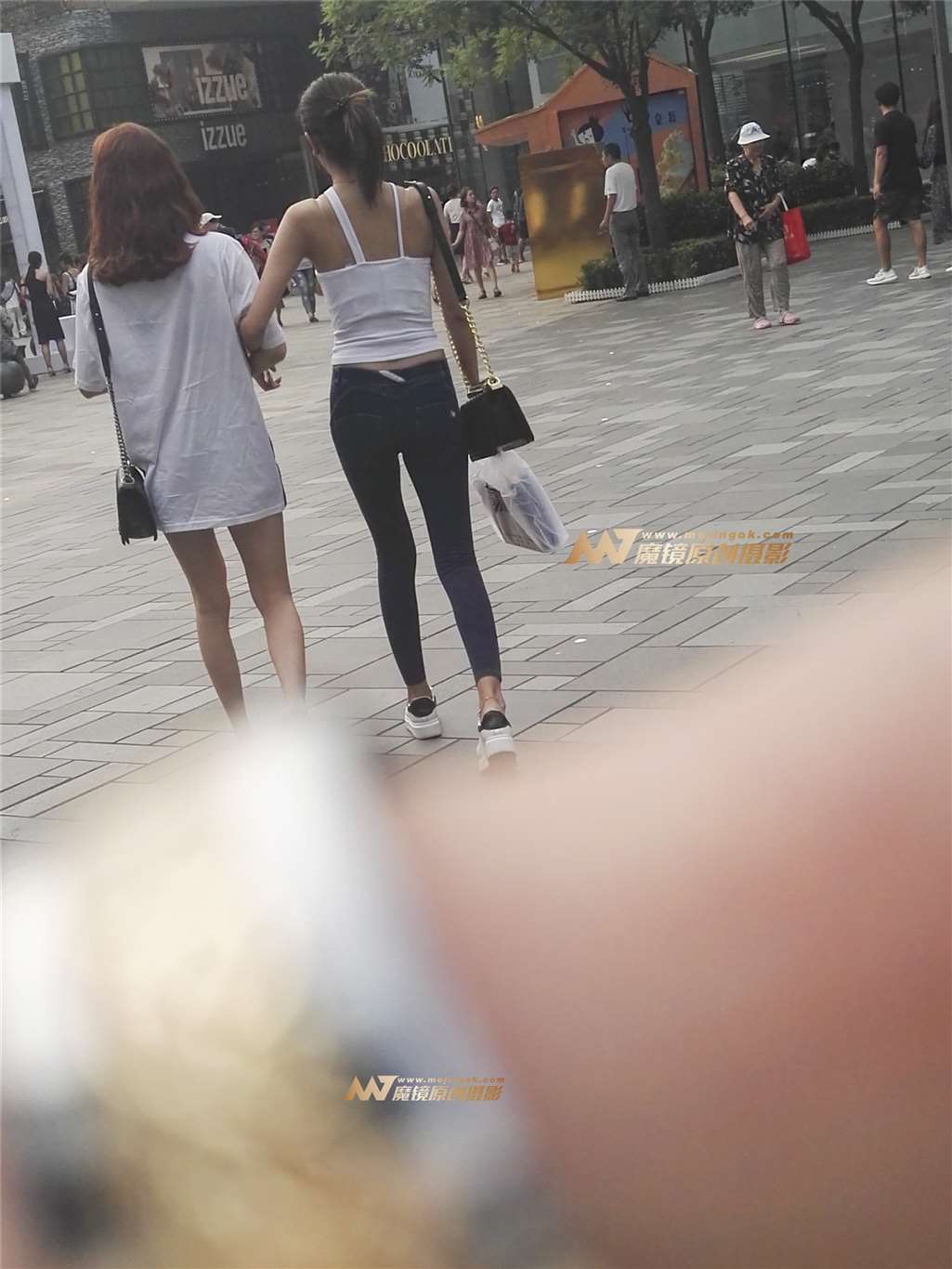 图片[3]-美胸牛仔包臀-街拍流行馆