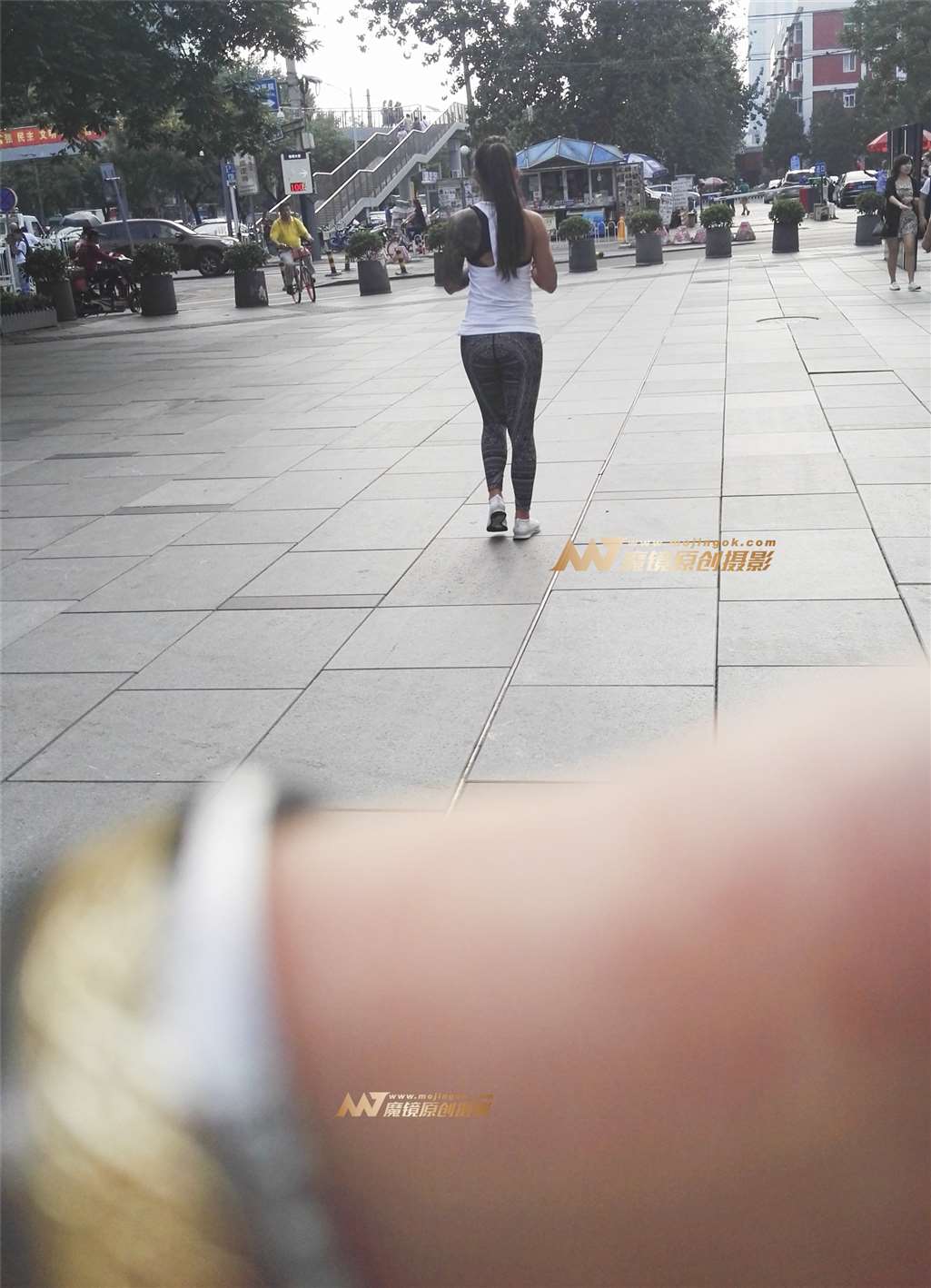 图片[3]-健美裤紧绷凸显美臀-街拍流行馆