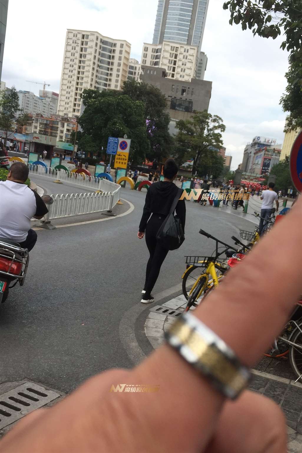 图片[3]-极致紧身健身裤丁痕可见-街拍流行馆