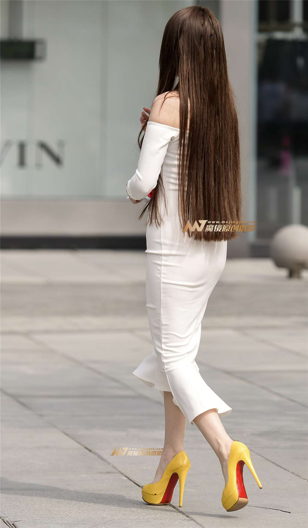 图片[2]-美女香肩紧裙性感-街拍流行馆