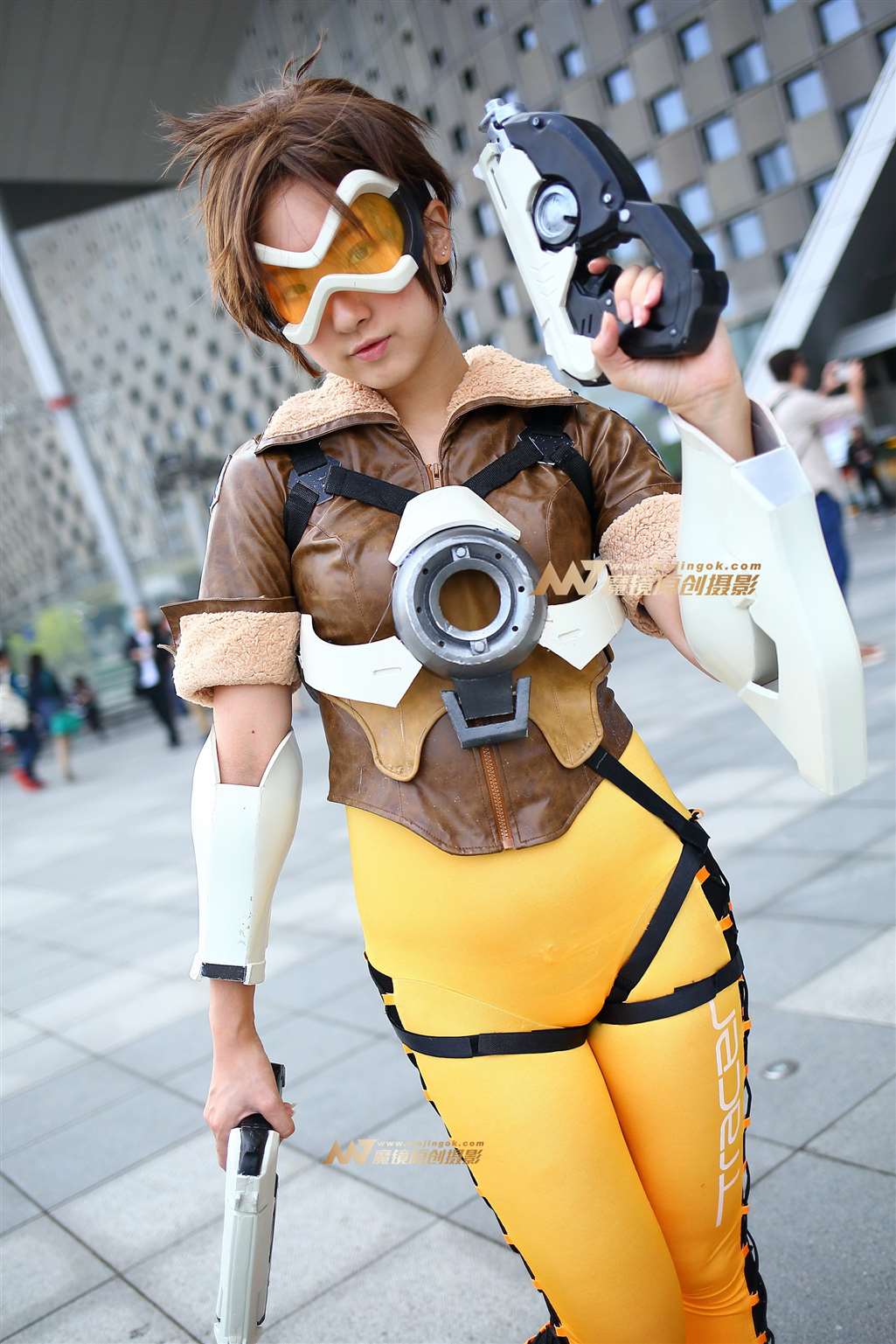 图片[1]-紧身黄色运动裤cosplay-街拍流行馆