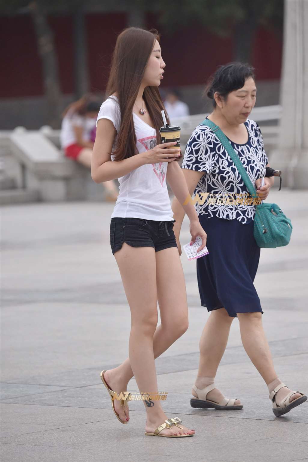 图片[2]-2017-10-18大长腿黑色小短裤-街拍流行馆