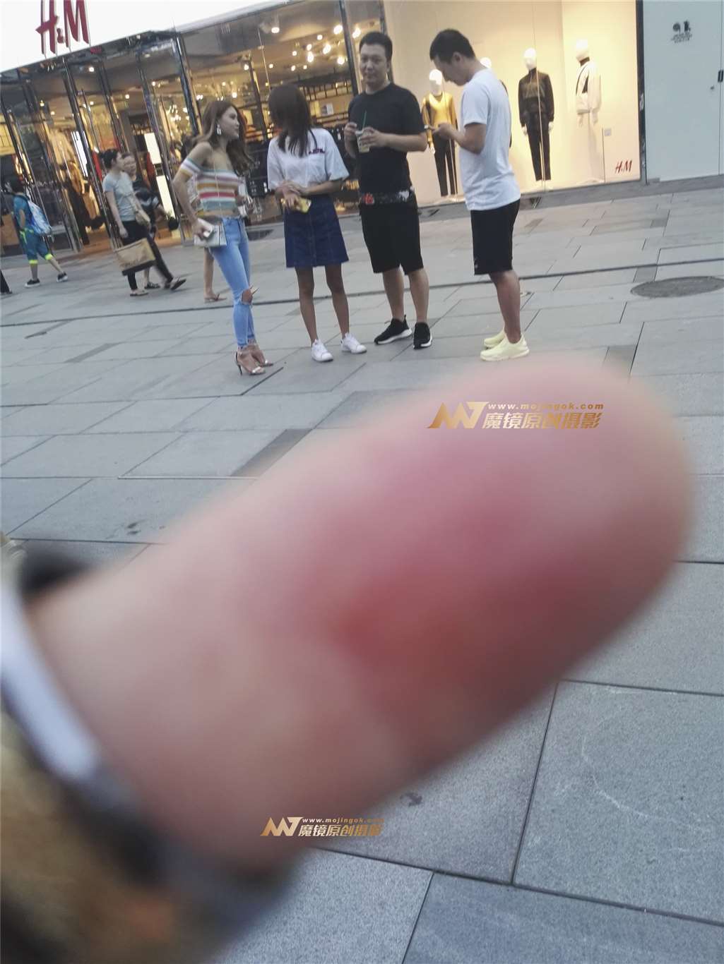 图片[3]-短衫露肚脐仔裤美臀性感-街拍流行馆