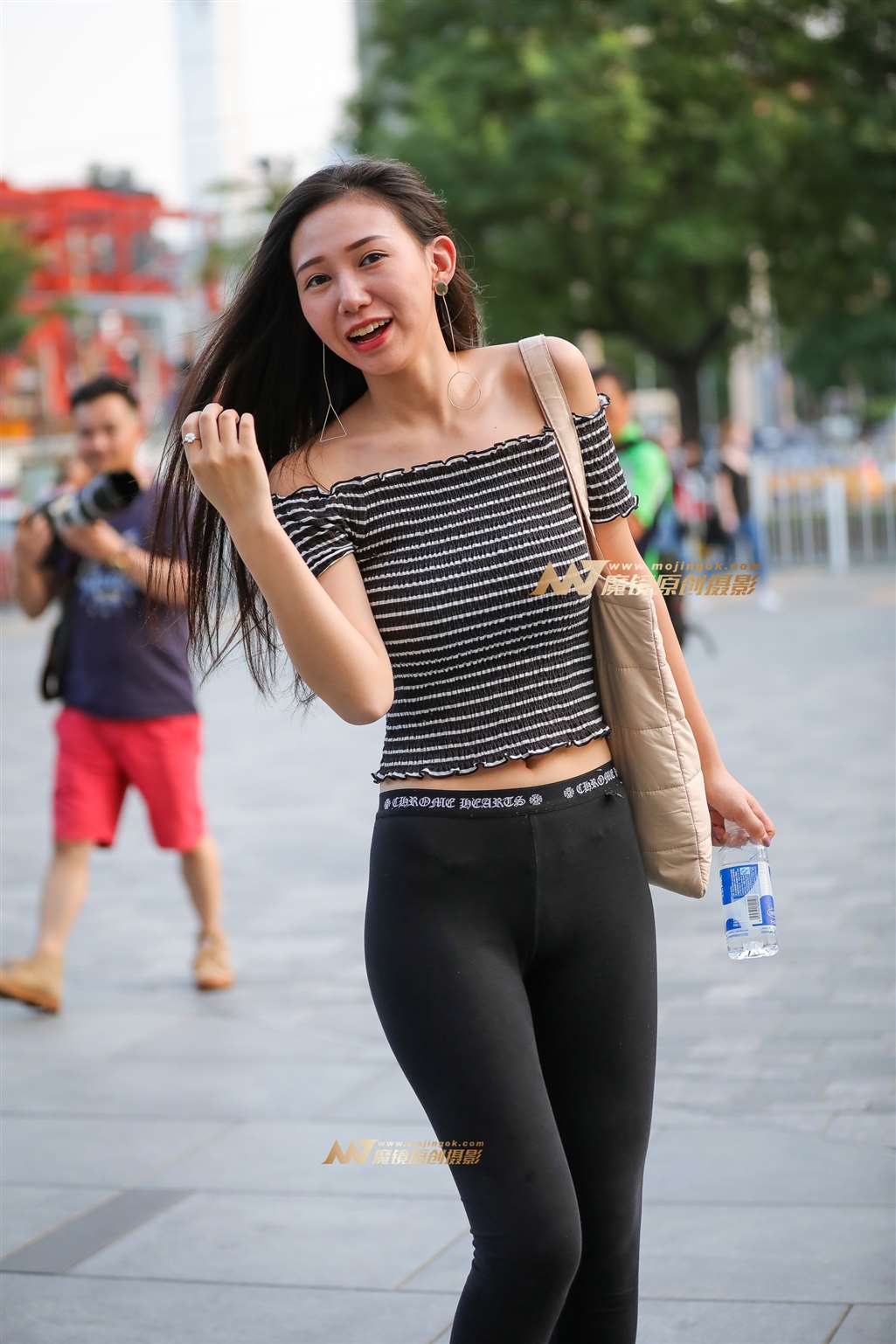 图片[1]-抢镜的可爱美眉-街拍流行馆