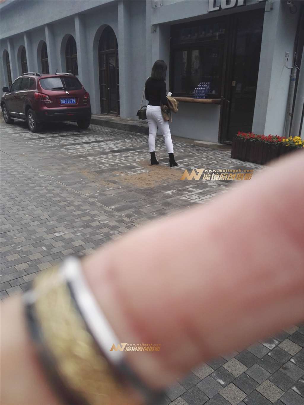 图片[3]-白紧裤包裹出性感身材-街拍流行馆