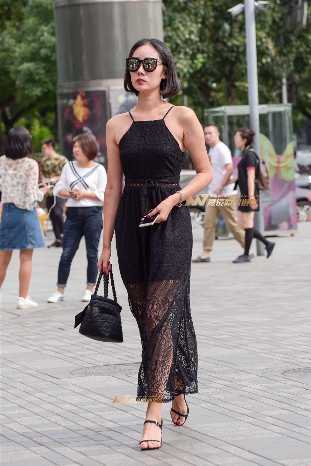 图片[1]-真空吊带裸背裙女郎-街拍流行馆