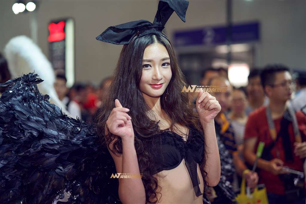 图片[2]-摩托车展极品丝袜美腿-街拍流行馆