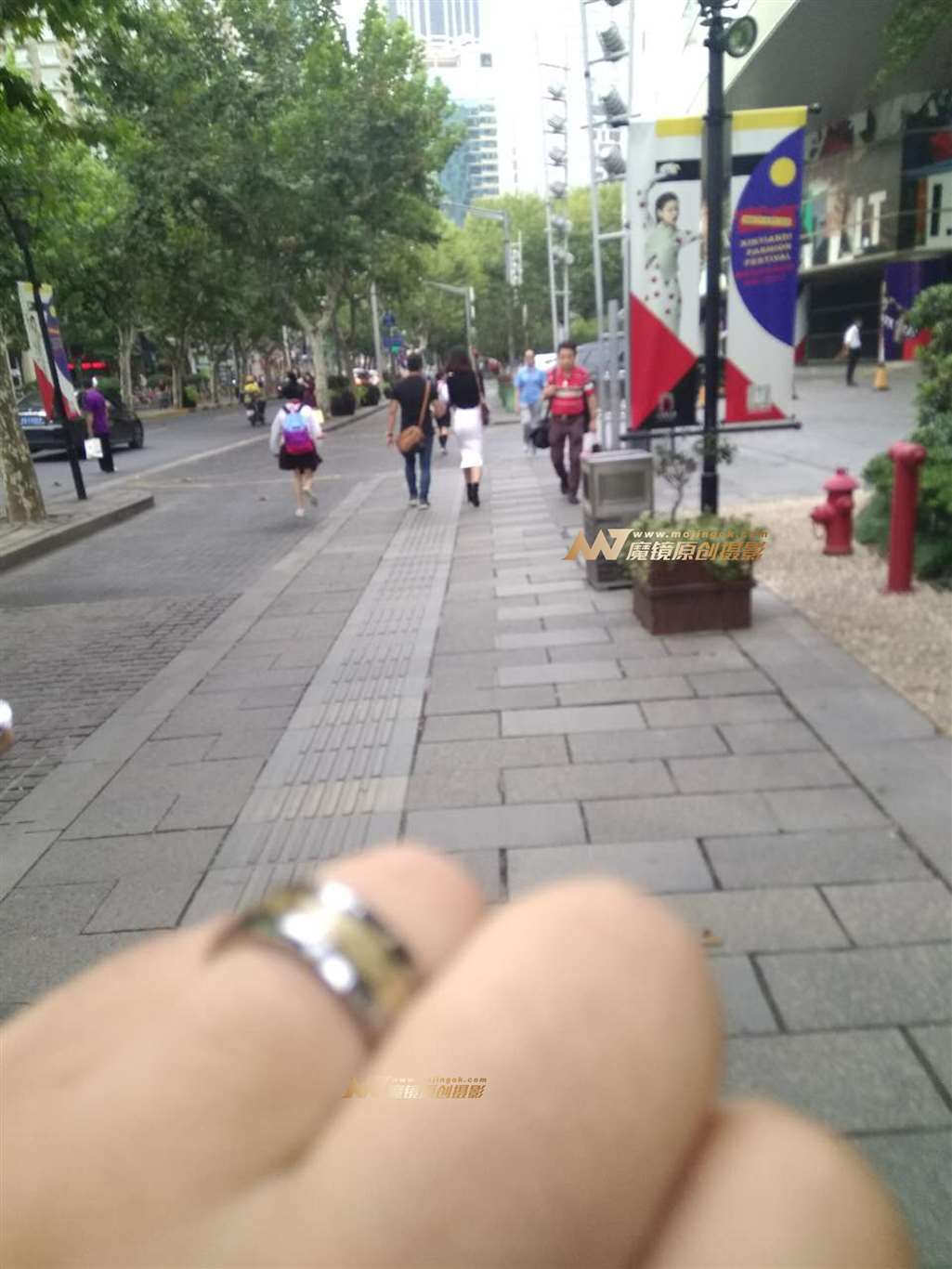 图片[3]-紧身白裙-街拍流行馆