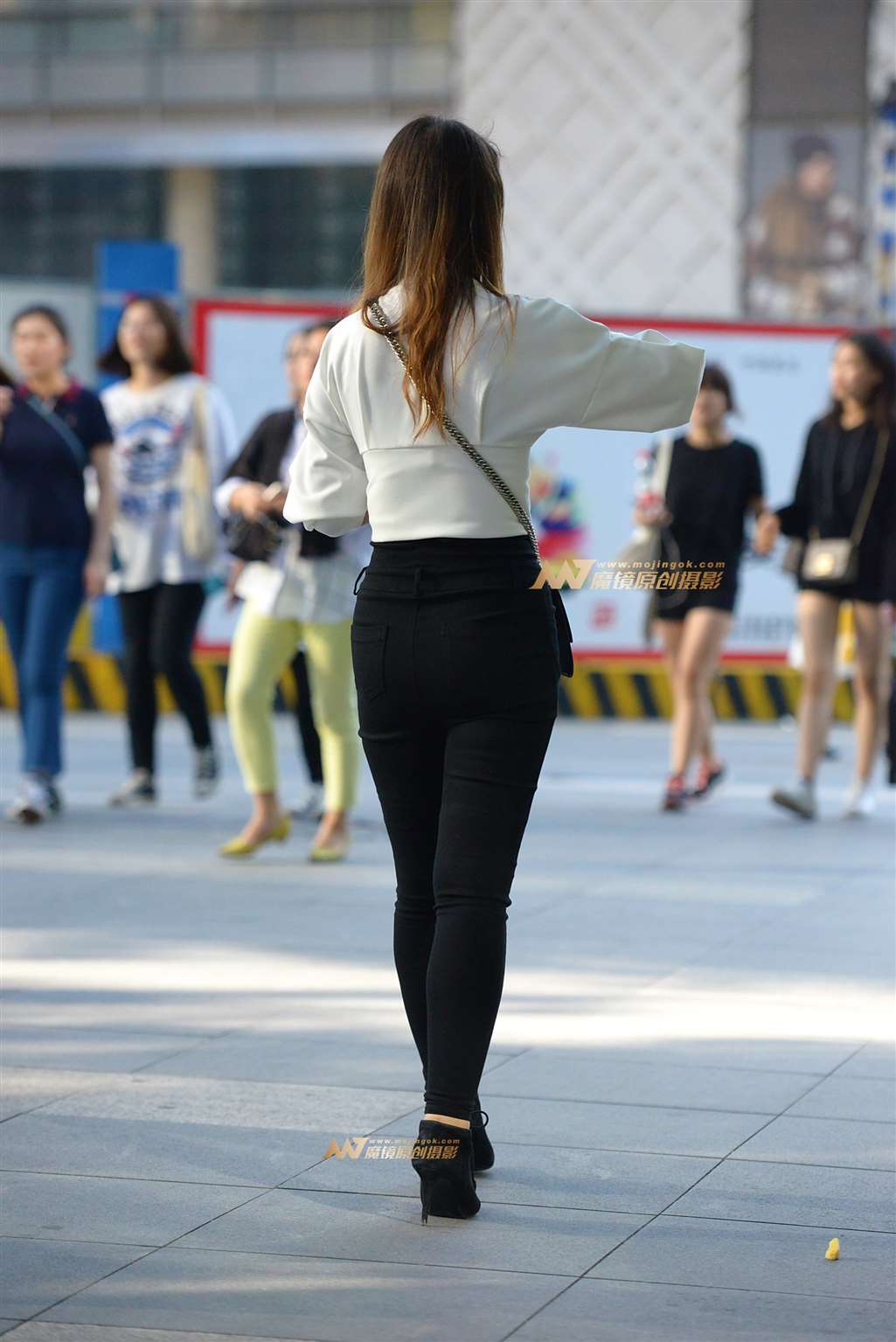 图片[1]-丰满的黑裤妹子-街拍流行馆