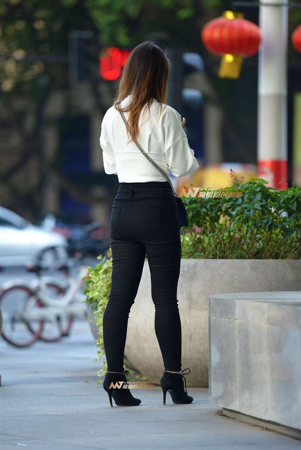 图片[3]-丰满的黑裤妹子-街拍流行馆
