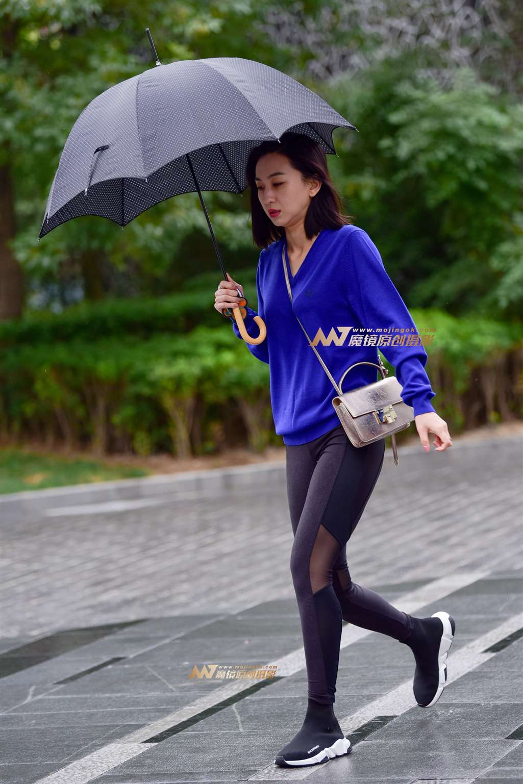 图片[4]-细雨中的瑜珈裤-街拍流行馆