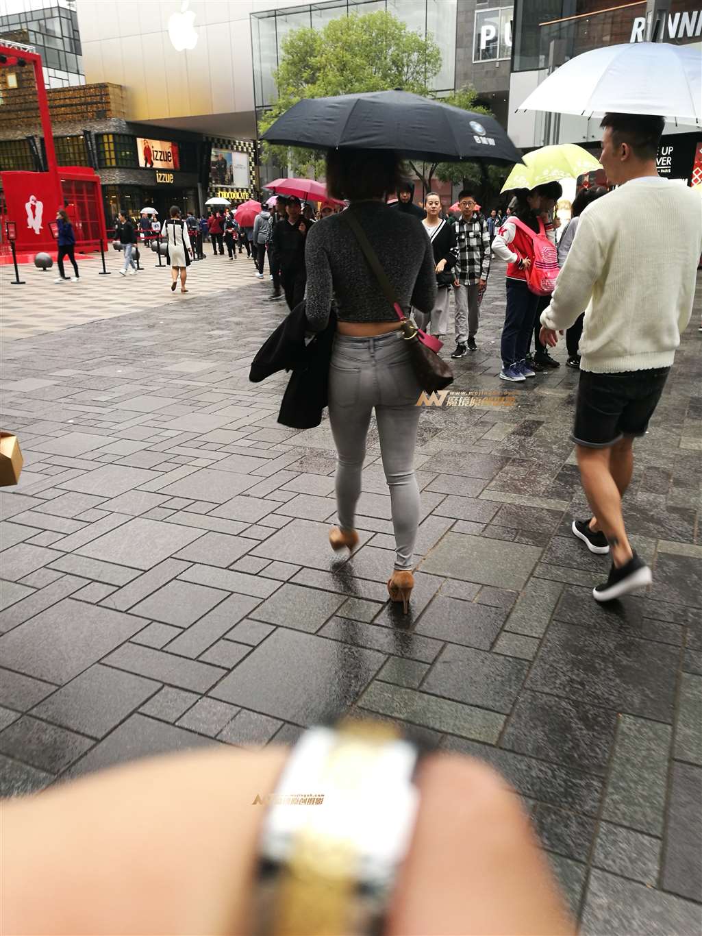 图片[3]-美臀 紧身仔裤 恨天高女郞-街拍流行馆