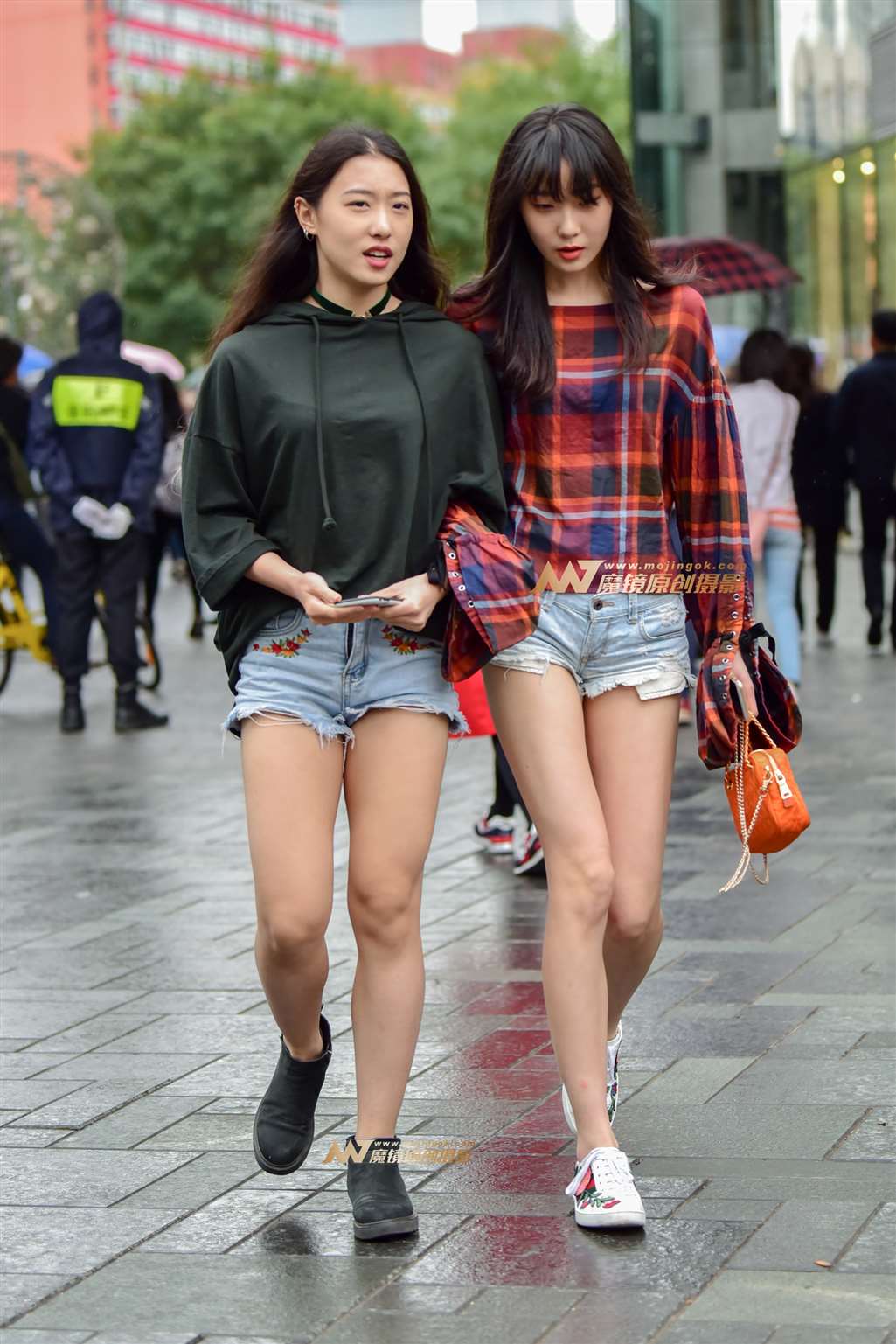 图片[4]-秋雨中的热裤小姐妹-街拍流行馆