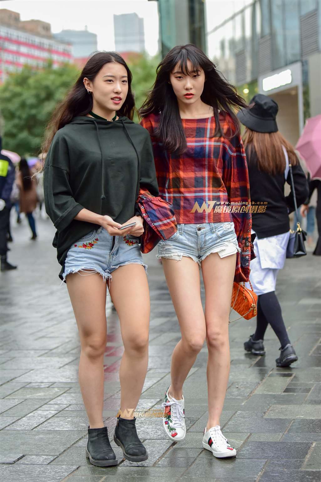 图片[1]-秋雨中的热裤小姐妹-街拍流行馆