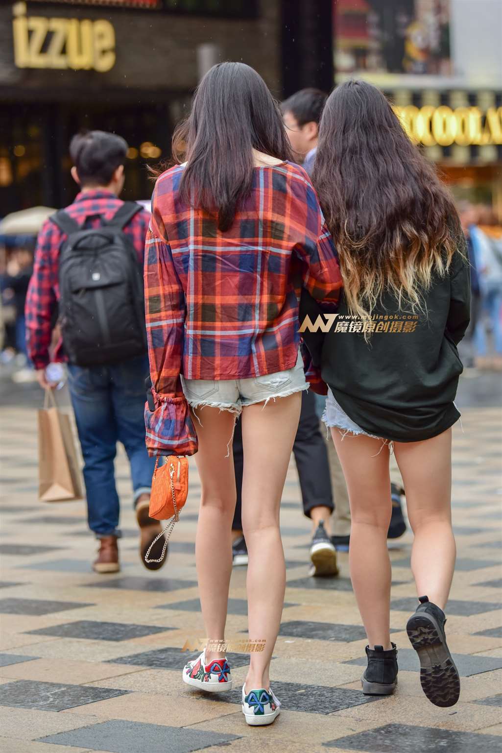 图片[5]-秋雨中的热裤小姐妹-街拍流行馆