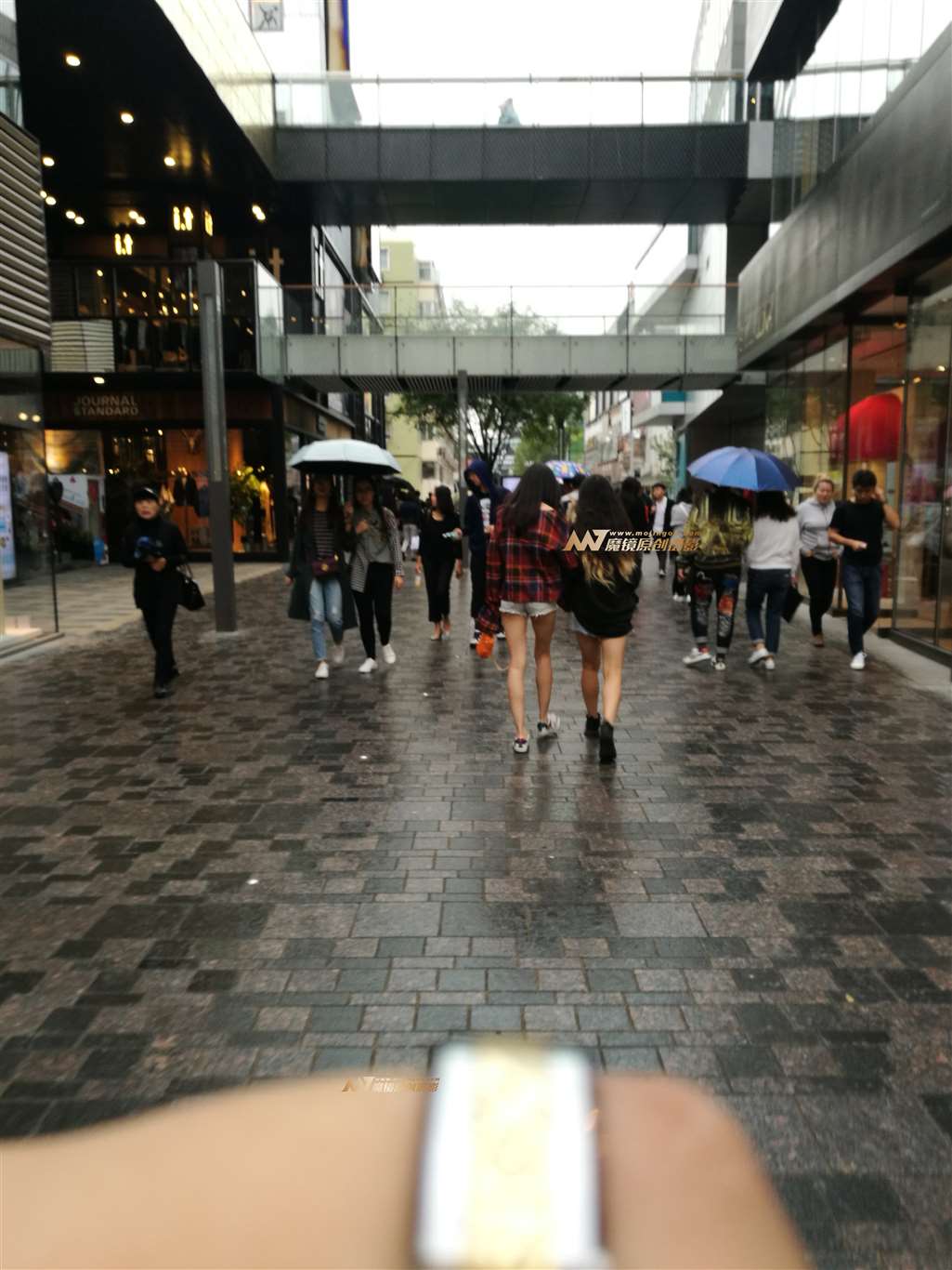 图片[3]-秋雨中的热裤小姐妹-街拍流行馆