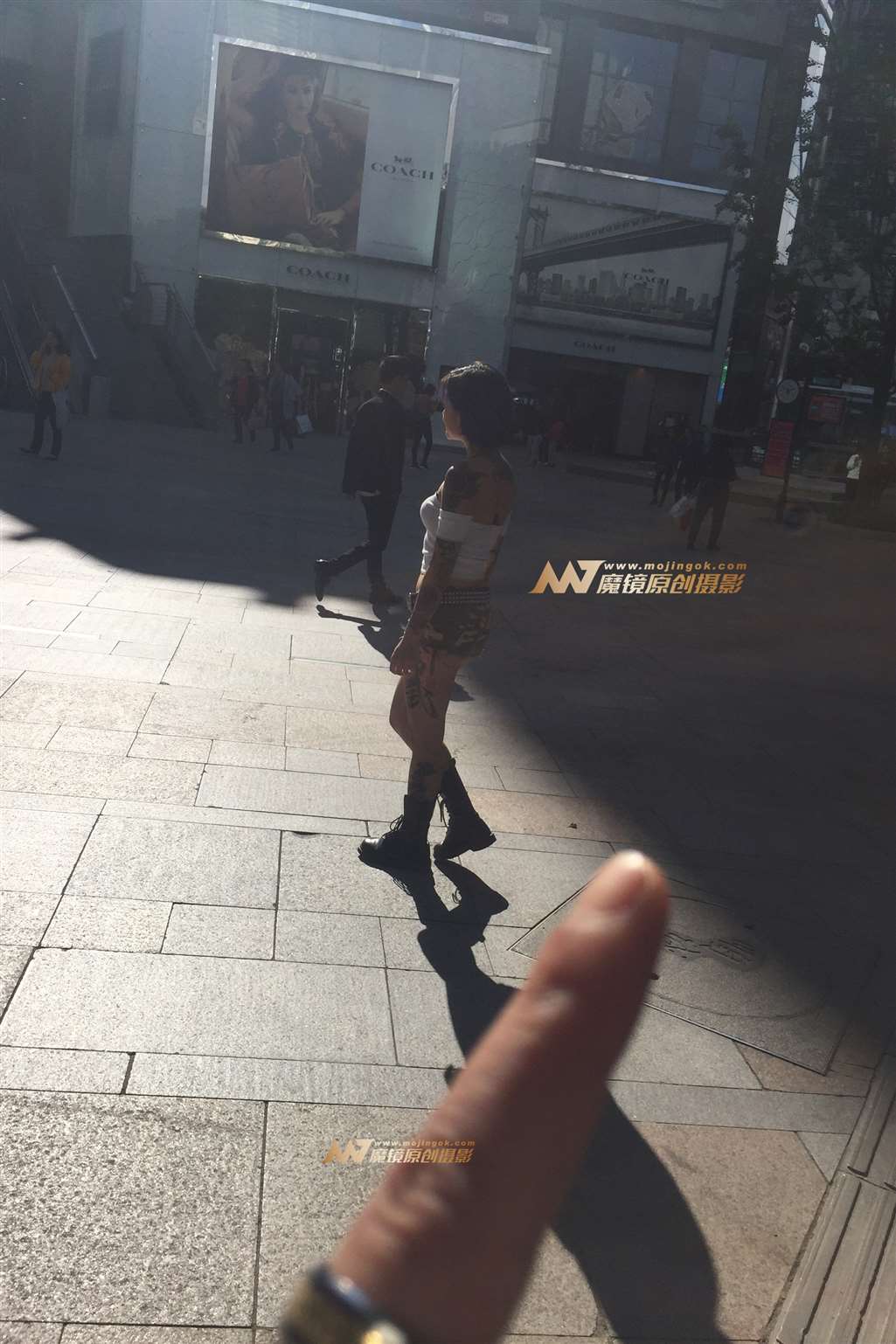 图片[2]-纹身女郎阳光下的月牙-街拍流行馆