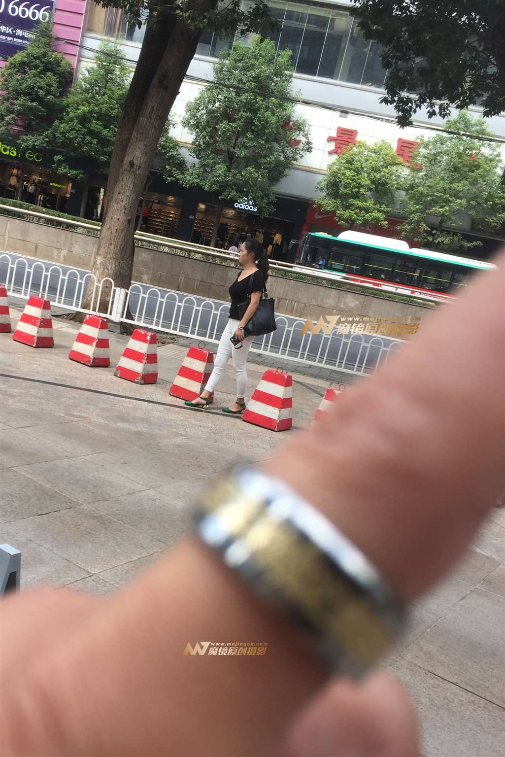 图片[2]-紧身白裤配翘臀-街拍流行馆