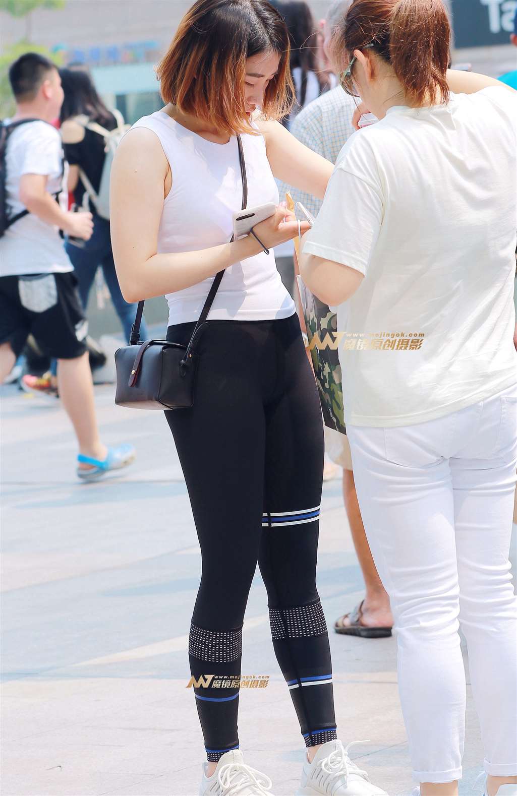 图片[1]-勒紧诱人 紧身瑜伽裤 美眉-街拍流行馆