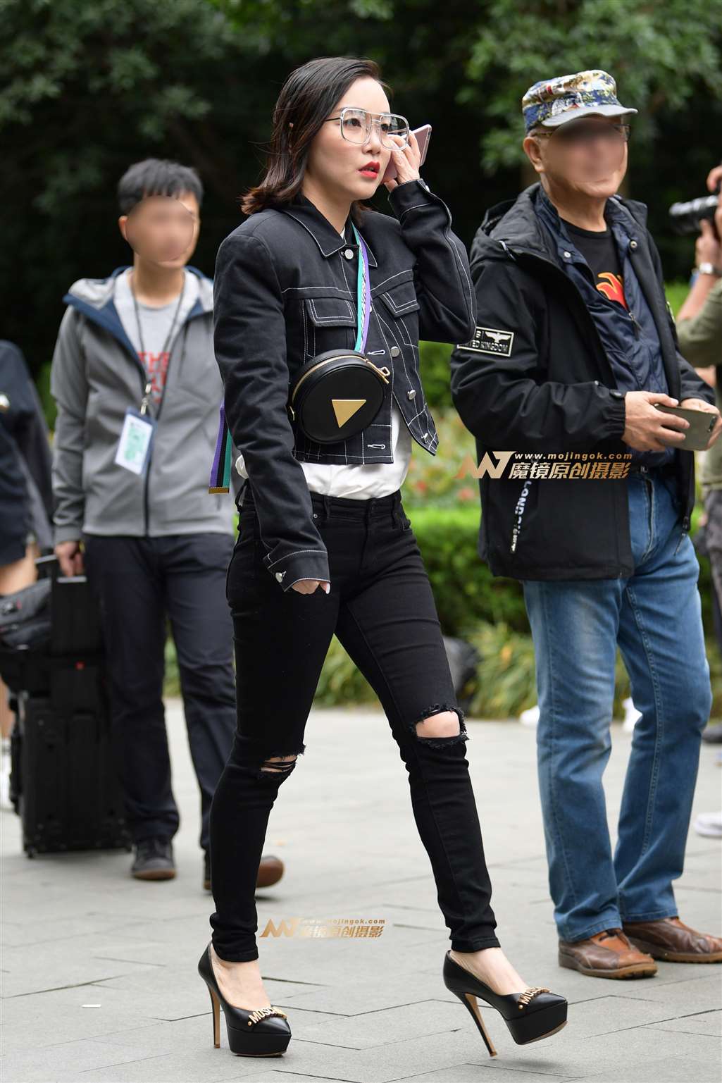 图片[1]-时尚黑色紧牛波斯猫眼镜少妇-街拍流行馆