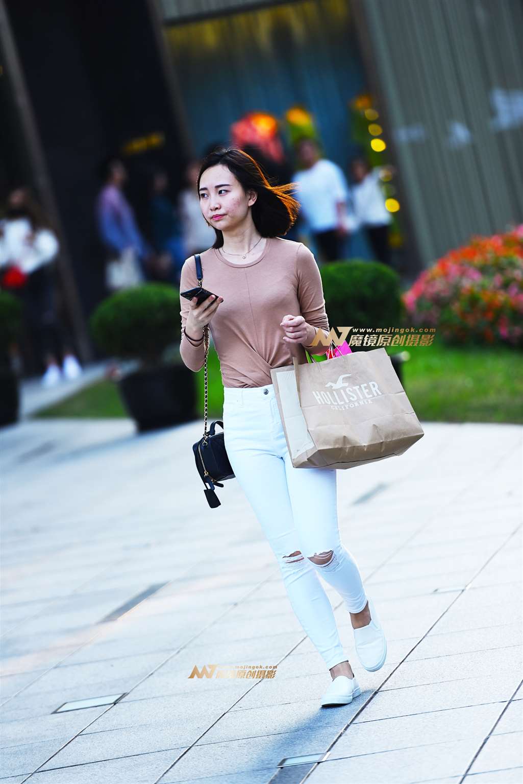 图片[1]-紧身白裤-街拍流行馆