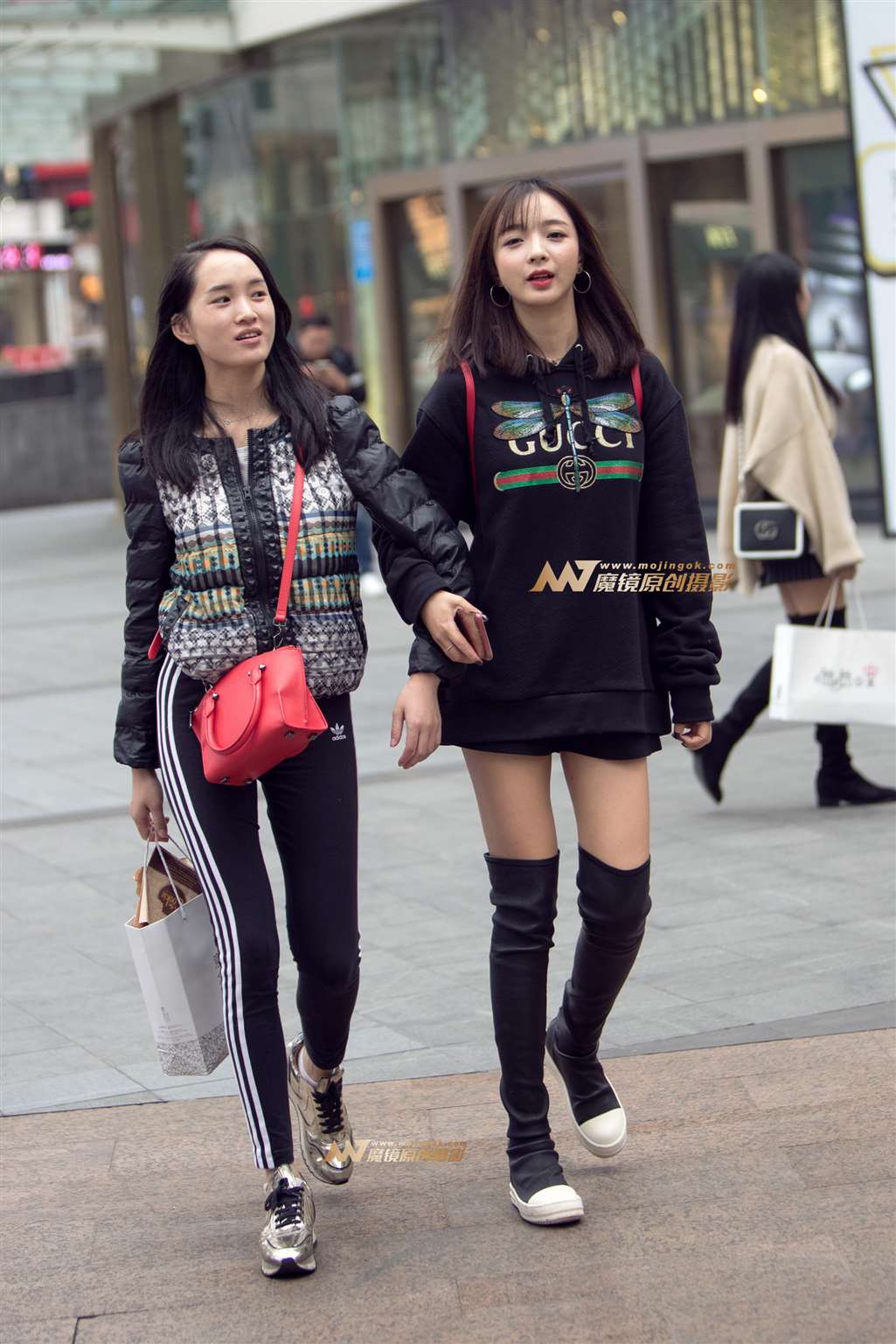 图片[1]-这个季节还能拍到这种美腿美臀。-街拍流行馆
