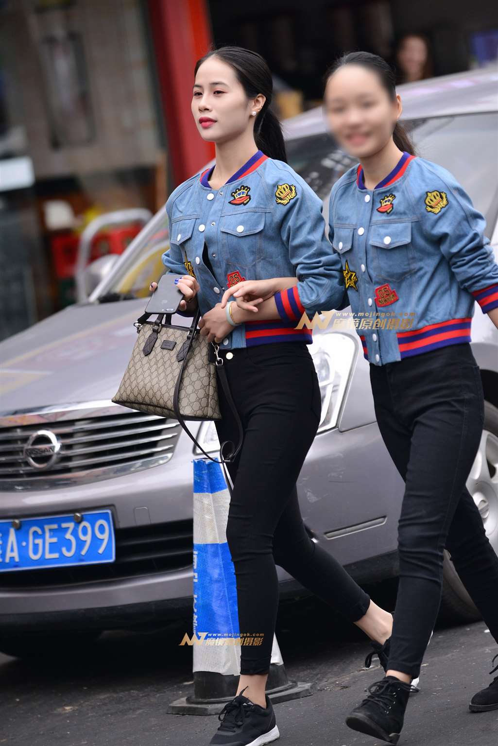 图片[5]-黑裤两妹子-街拍流行馆