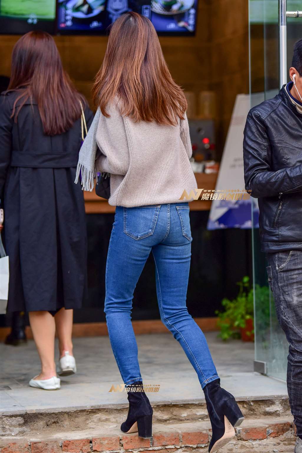 图片[2]-牛仔紧身裤女郎-街拍流行馆