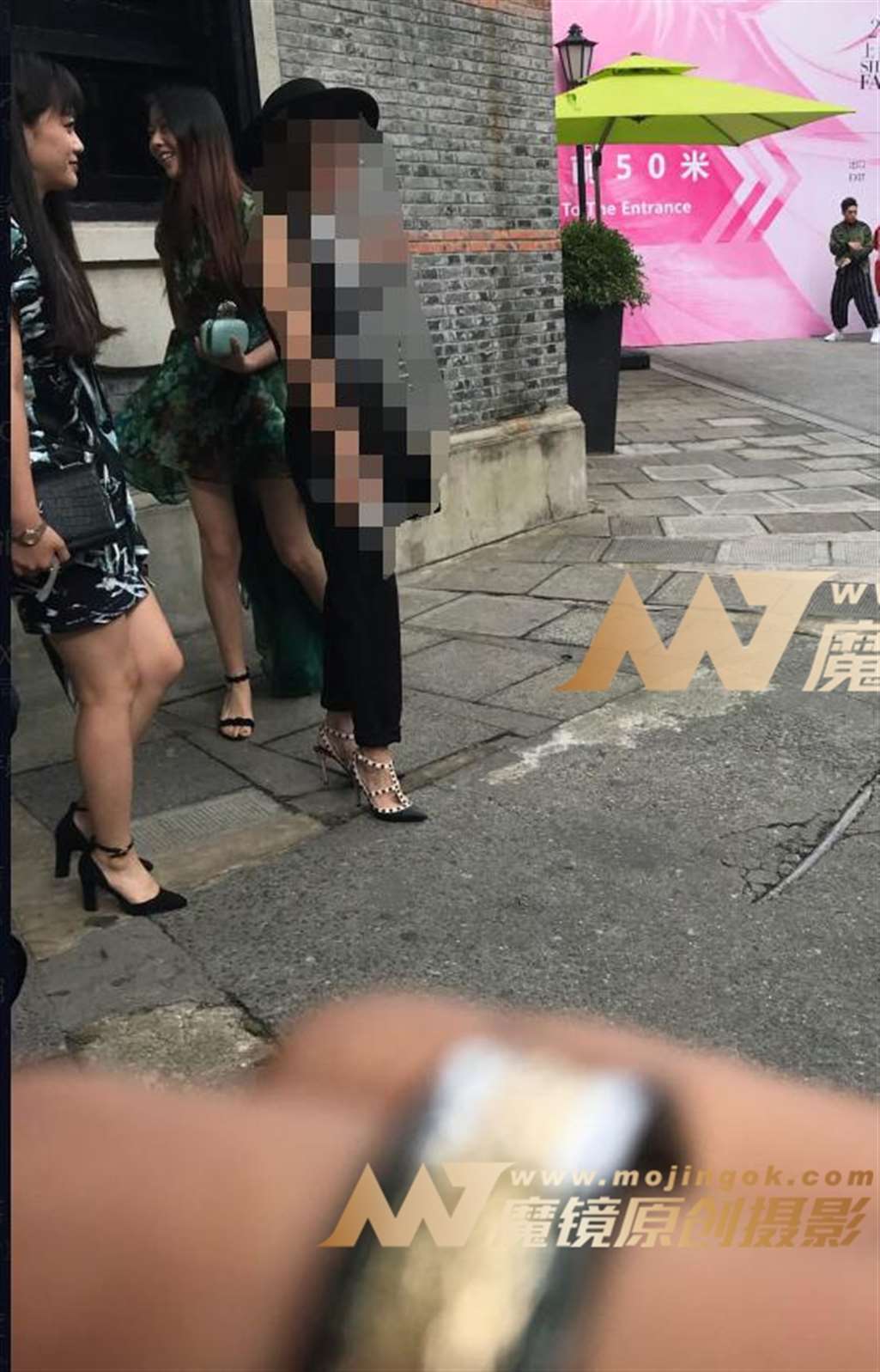 图片[3]-绿色飘逸长裙长发美腿美女-街拍流行馆