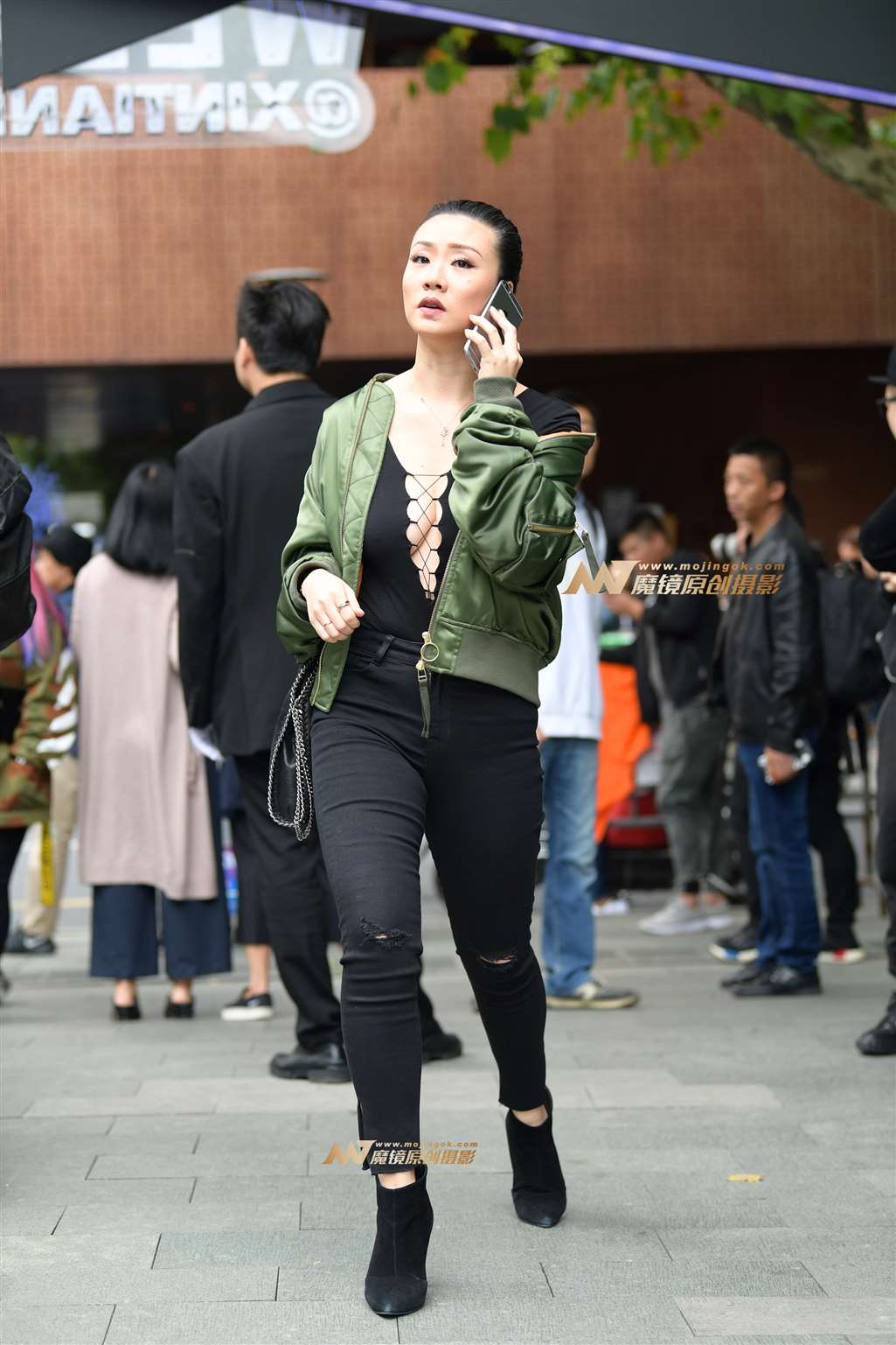 图片[3]-V领镂空美乳少妇-街拍流行馆
