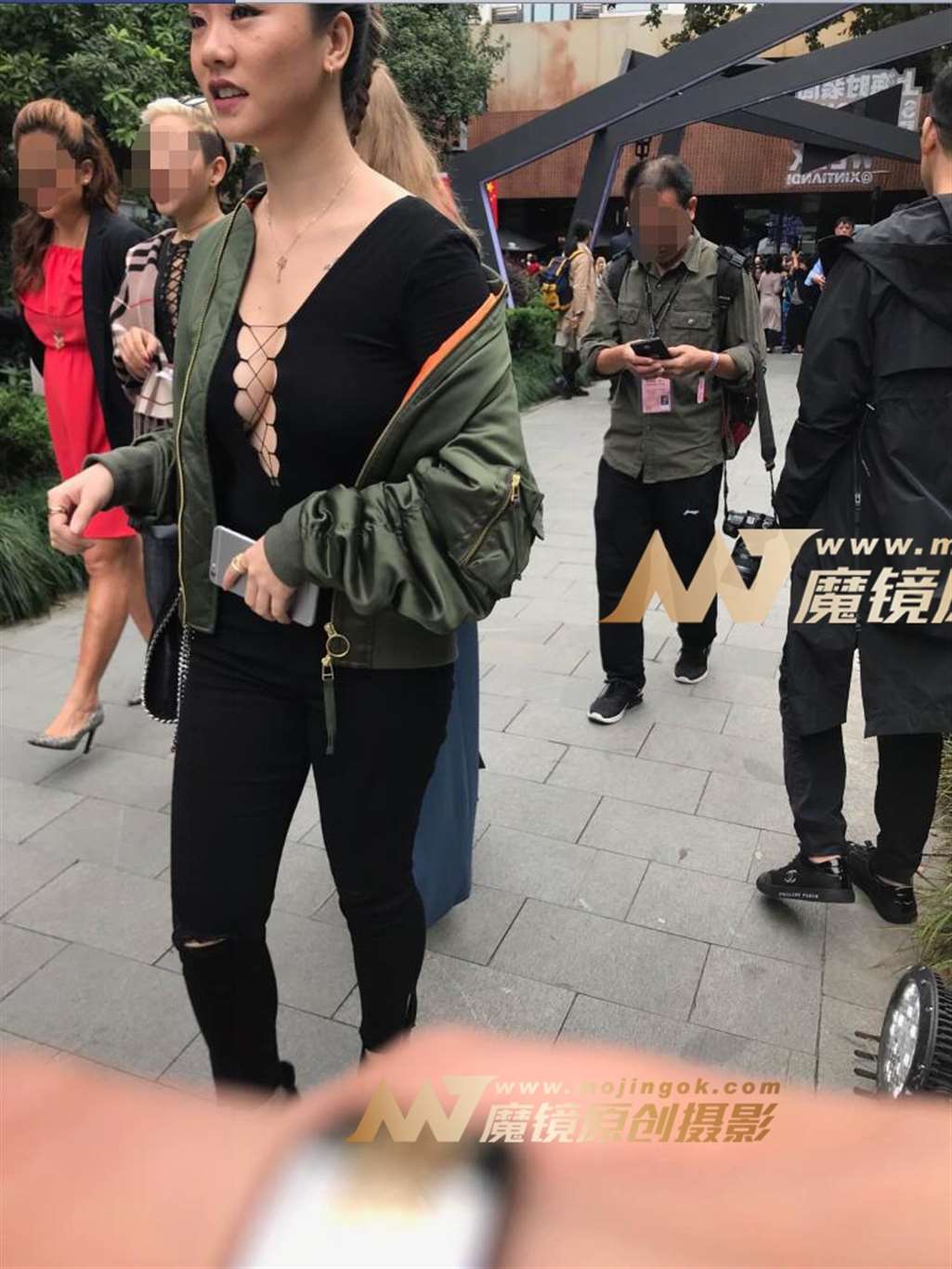 图片[2]-V领镂空美乳少妇-街拍流行馆