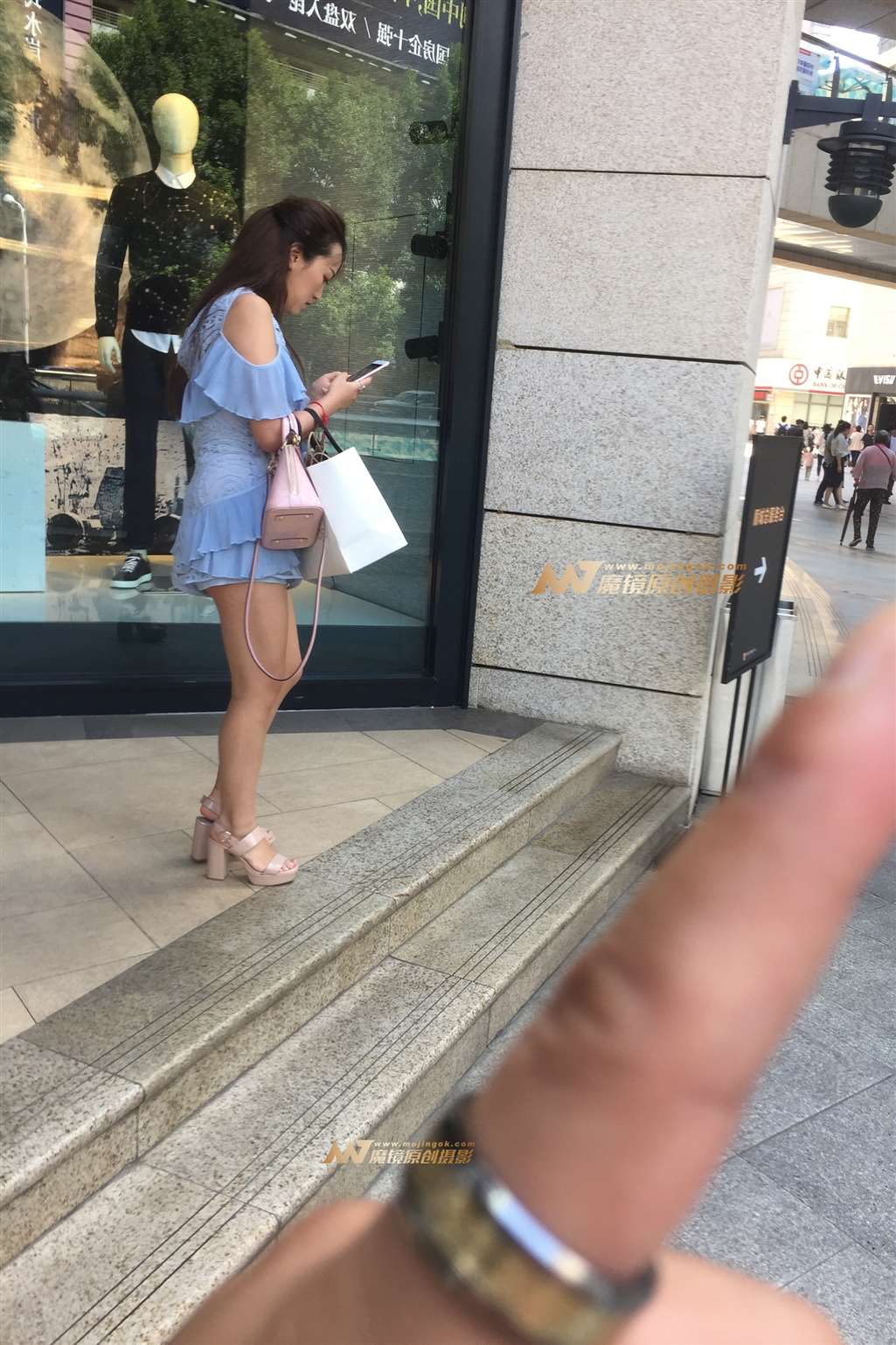 图片[2]-夏末的长腿月牙边-街拍流行馆