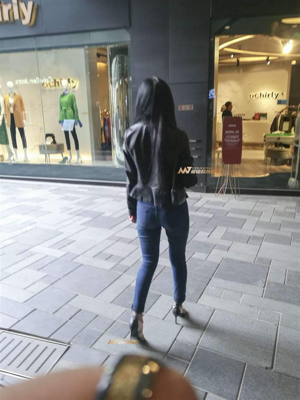 图片[3]-皮夹克 紧牛 高跟女-街拍流行馆