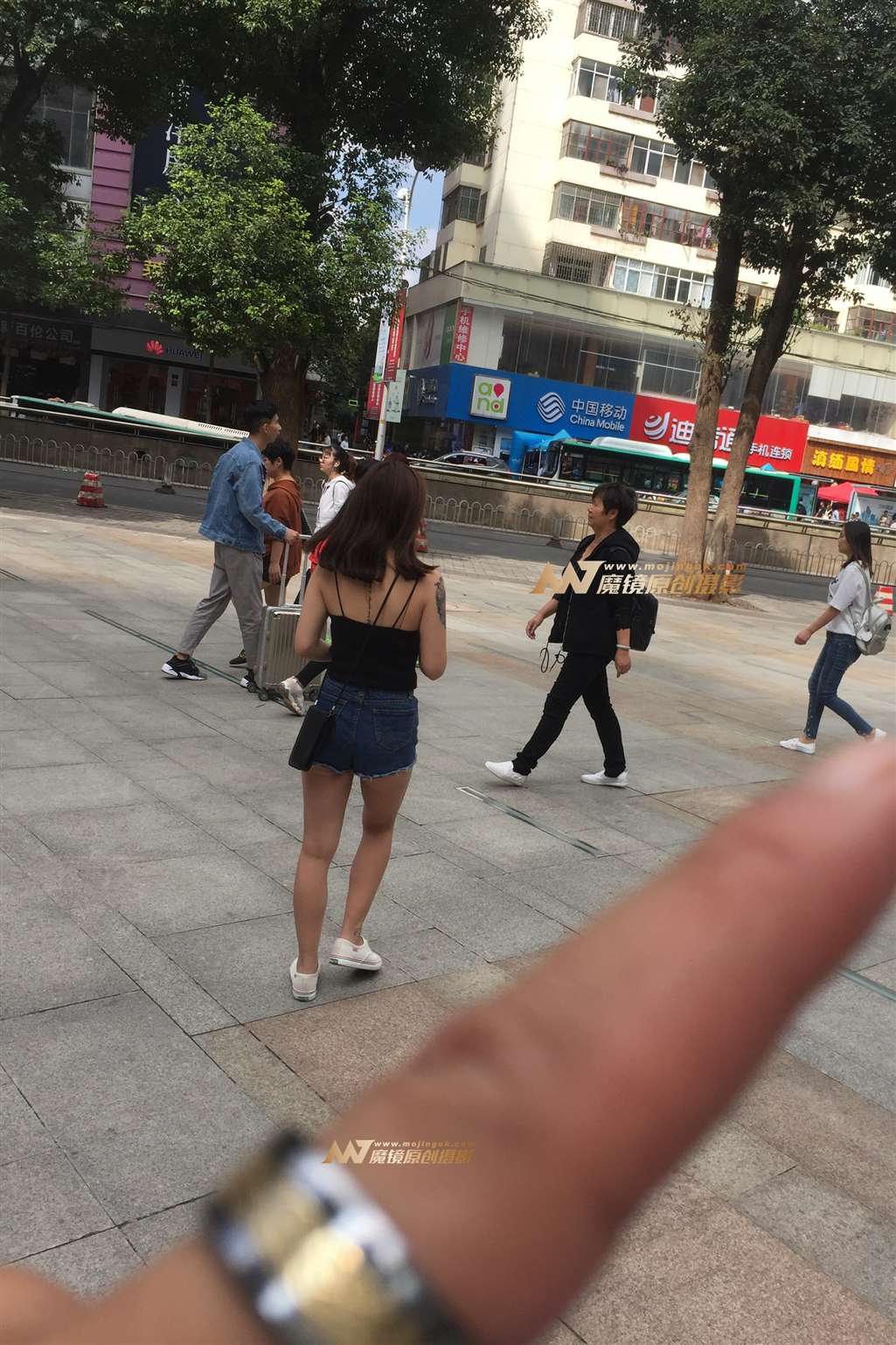 图片[2]-热裤已经包不住-街拍流行馆