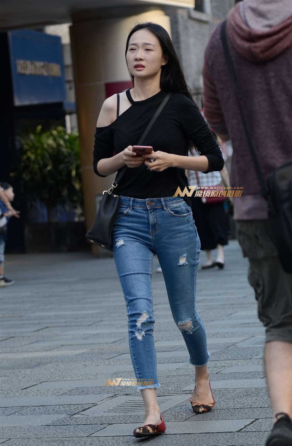 图片[4]-美女，你在找什么呀！-街拍流行馆