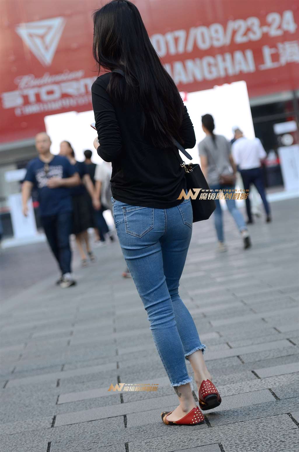 图片[2]-美女，你在找什么呀！-街拍流行馆