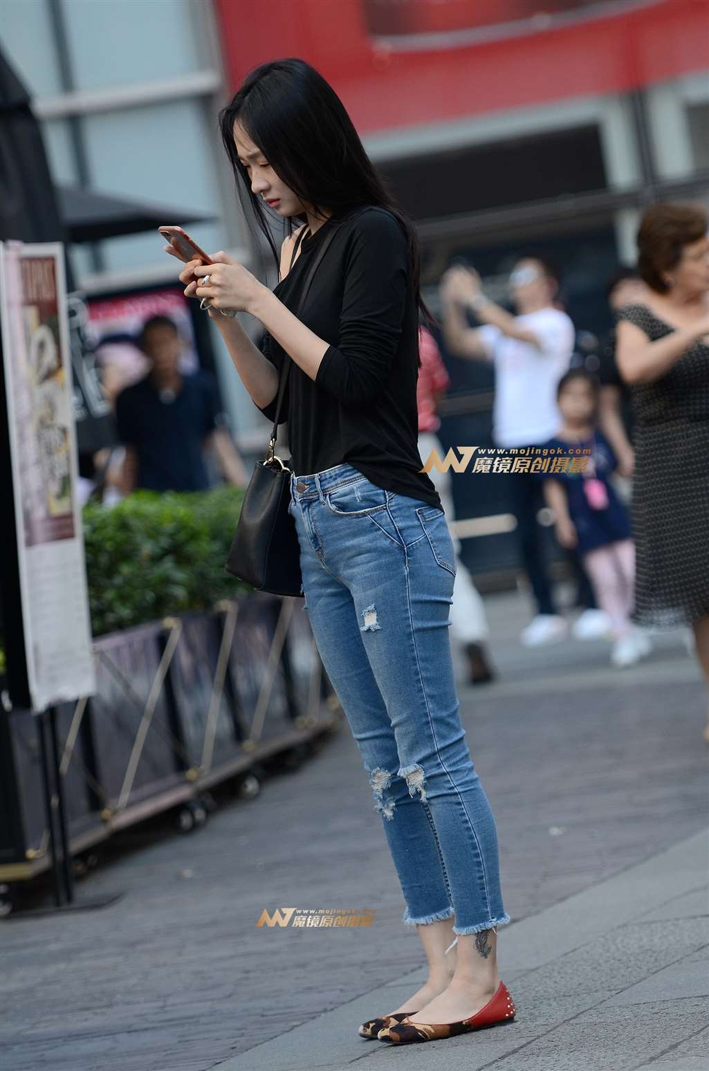图片[1]-美女，你在找什么呀！-街拍流行馆
