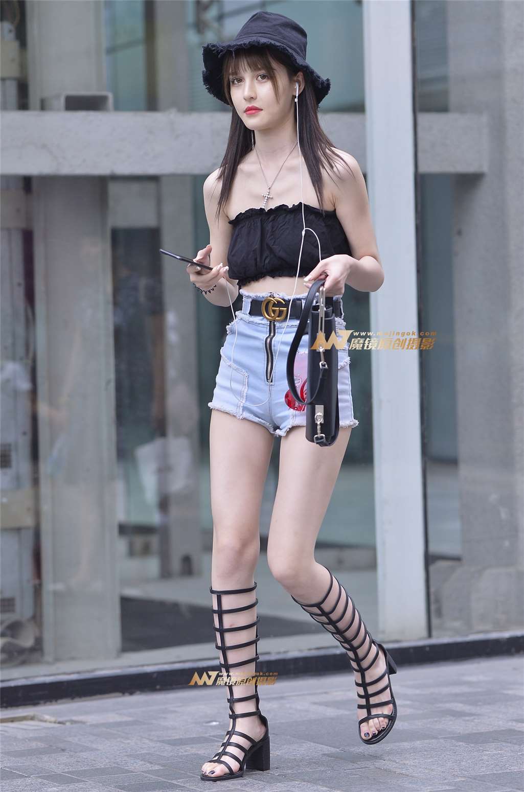 图片[1]-吊带衫热裤月牙美臀-街拍流行馆