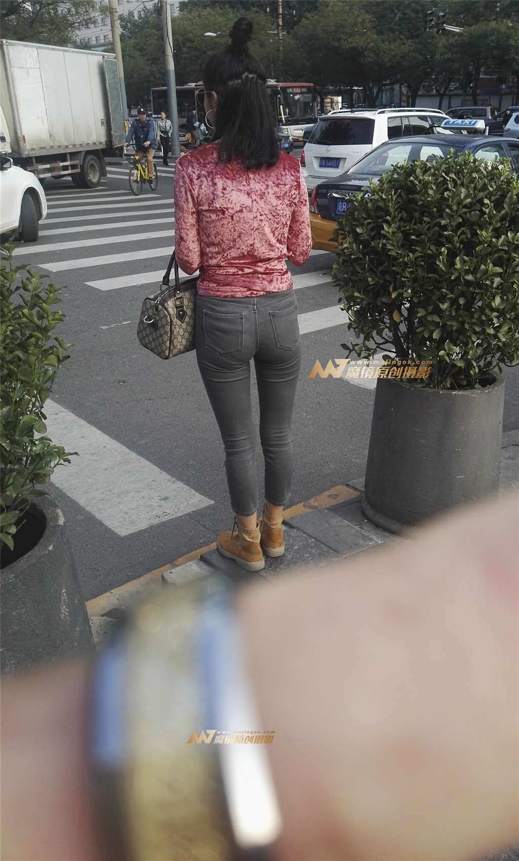 图片[3]-紧绷美臀好身材-街拍流行馆